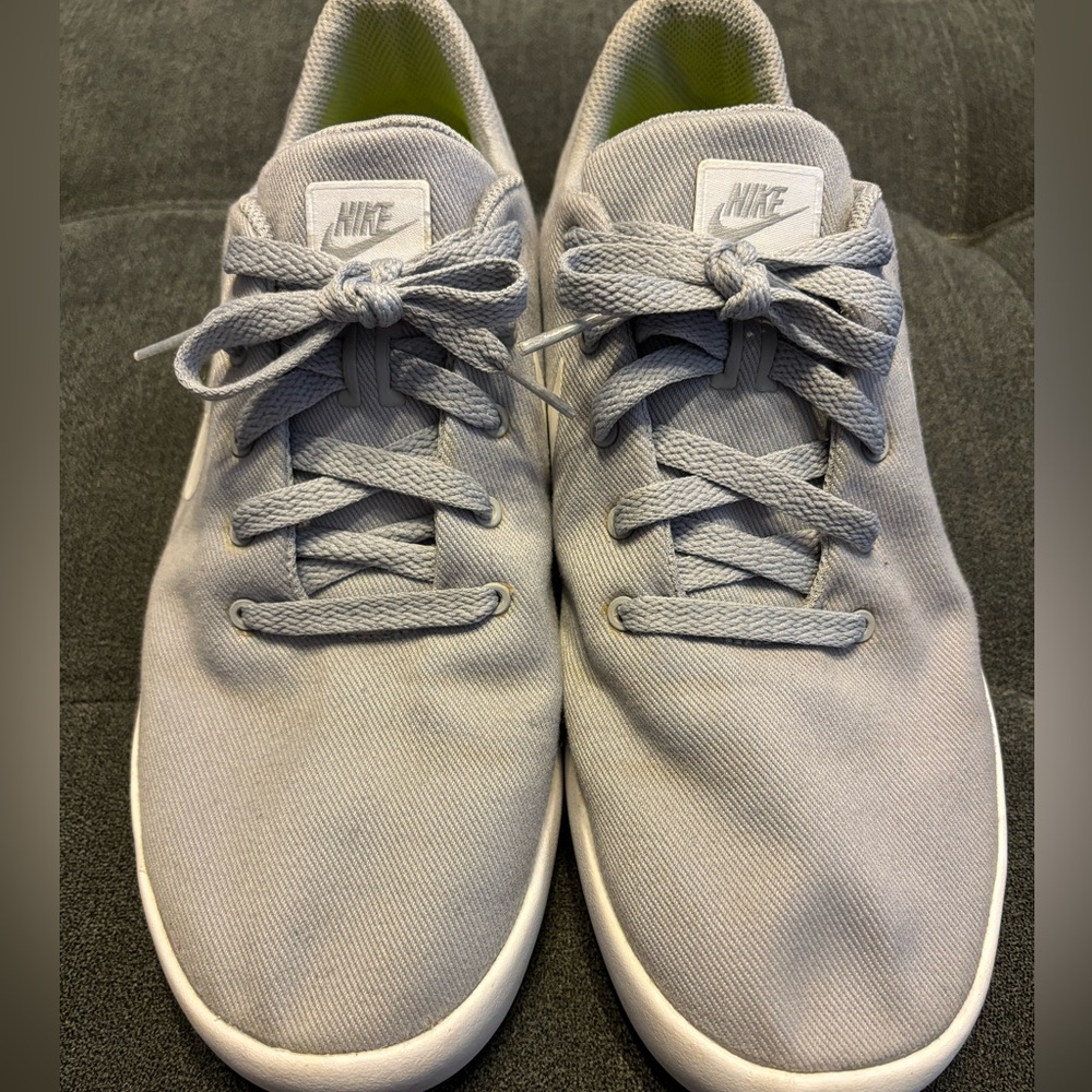 Nike Essentialist Canvas Mens Shoe. Size 9.5.